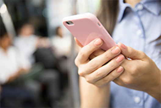 スマホで予約する様子