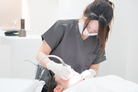 料金説明を受ける様子