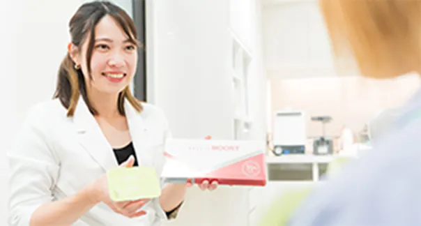 ホワイトニング剤を持つスタッフ