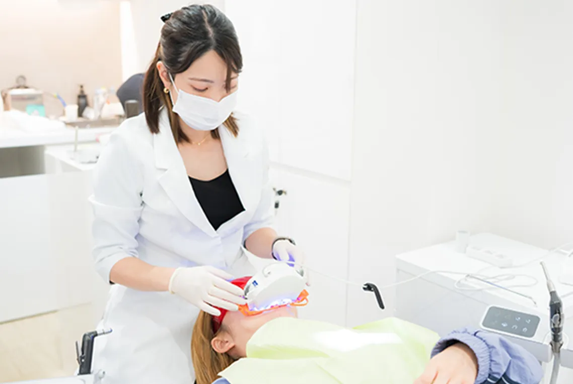 女性歯科医師が患者さんの施術を行っている様子
