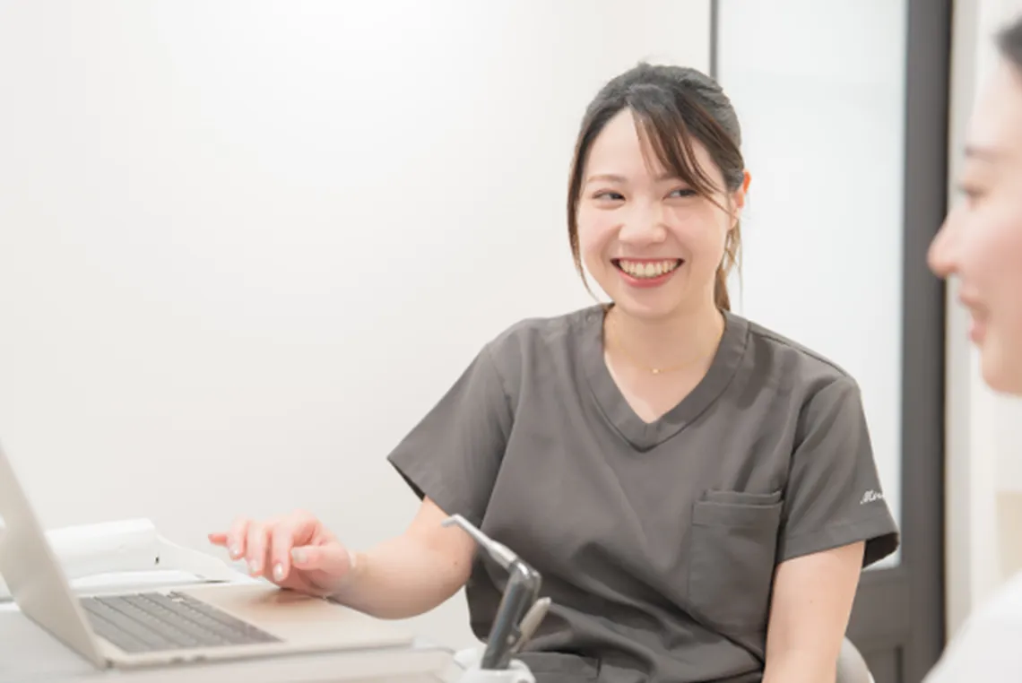 一人ひとりに合わせて診断・施術を行う歯科医師